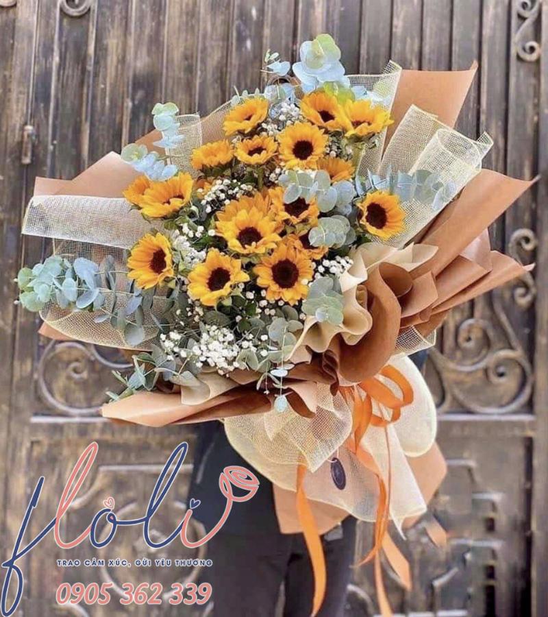Hoa hướng dương rực rỡ bó cùng lá xanh, biểu tượng của tương lai tươi sáng và thành công rực rỡ cho ngày tốt nghiệp